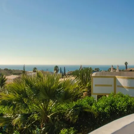Spacious 3 Bedroom With Pool Holiday home *