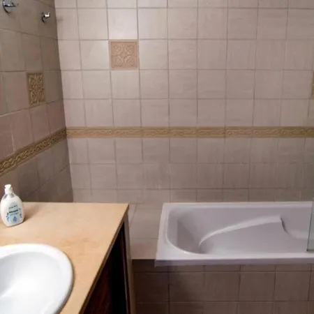 Spacious 3 Bedroom With Pool