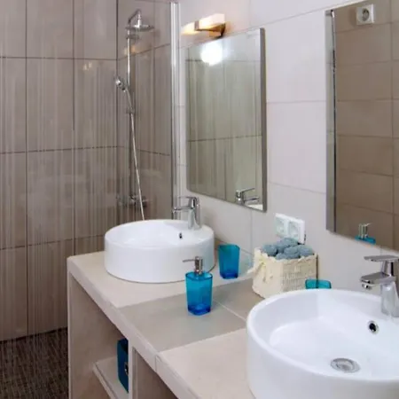 Spacious 3 Bedroom With Pool 度假居 *