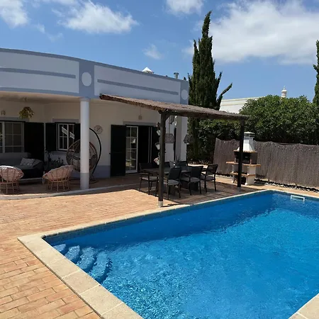 Spacious 3 Bedroom With Pool 度假居