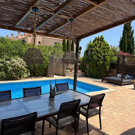 Сasa de vacaciones Spacious 3 Bedroom With Pool Luz