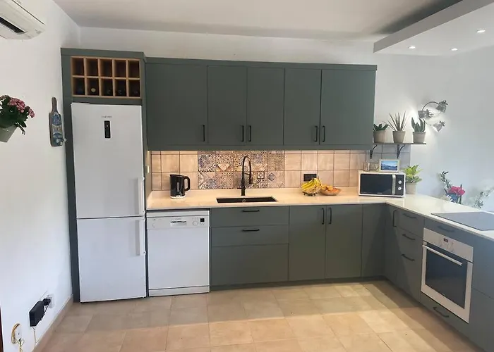 Spacious 3 Bedroom With Pool *