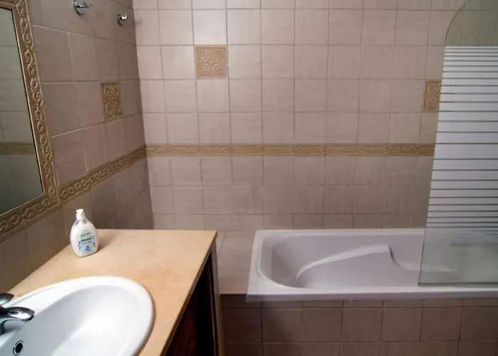 Spacious 3 Bedroom With Pool