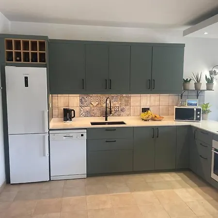 Spacious 3 Bedroom With Pool *