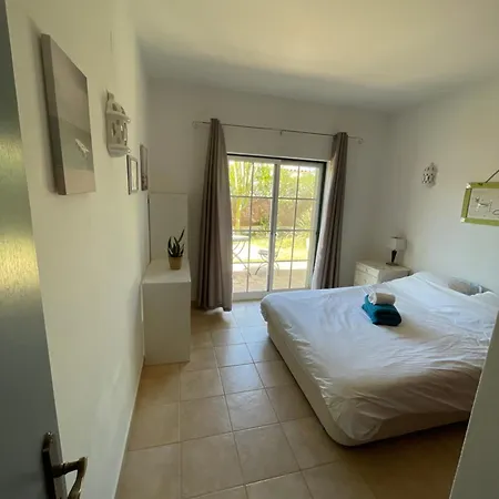 Dom wakacyjny Spacious 3 Bedroom With Pool Praia Da Luz